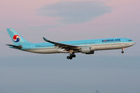 HL7584 @ LOWW - VIE @ evening - by Peter Pabel