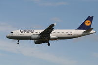 D-AIQU @ EBBR - flight LH4572 is descending to rwy 25L
