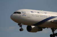 4X-EAD @ EBBR - descending to rwy 25L