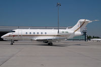 OE-HNL @ VIE - Challenger 300 - by Yakfreak - VAP