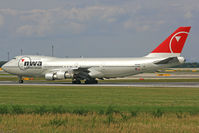 N624US @ LOWW - 29 years old lady, still going strong! - by Wolfgang Kronfuss