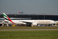 A6-EBO @ VIE - Emirates Boeing 777-300 - by Yakfreak - VAP