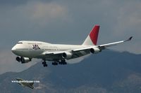 JA8078 @ VHHH - JAL arriving on runway 25R - by Michel Teiten ( www.mablehome.com )