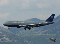 N128UA @ VHHH - United Airlines approaching runway 25R - by Michel Teiten ( www.mablehome.com )