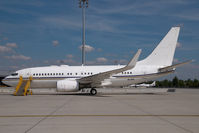 A6-DAS @ VIE - UAE Boeing 737-700 - by Yakfreak - VAP
