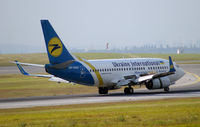 UR-GAK @ VIE - Ukraine International Airlines Boeing 737-5Y0(WL)