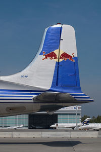 N996DM @ VIE - Red Bull DC6 - by Yakfreak - VAP