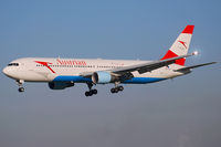OE-LAE @ LOWW - Strobe on Austrian 676 OE-LAE - by Basti777