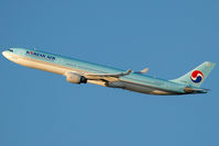 HL7585 @ LOWW - late evenig departure