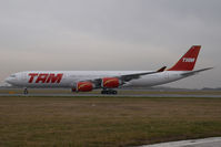 PT-MSL @ VIE - TAM Airbus 340-500 - by Yakfreak - VAP