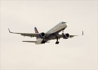 N722TW @ LAS - Delta Airlines Boing 757-231 - by Geoff Smith