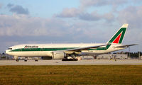 EI-DBK @ KMIA - Alitalia