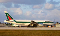 EI-DBK @ KMIA - Alitalia