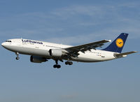 D-AIAT @ LEBL - Bottrop - by Jorge Molina