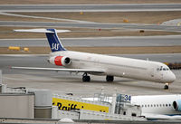 LN-RMO @ VIE - Scandinavian Airlines (SAS) McDonnell Douglas MD-81 - by Joker767