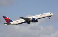 N615DL @ KFLL - Boeing 757-200
