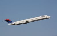 N911DA @ KFLL - MD-90 - by Mark Pasqualino