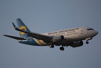 UR-GAT @ VIE - Boeing 737-528