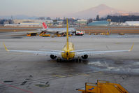 D-AHFO @ SZG - Boeing 737-8K5 - by Juergen Postl