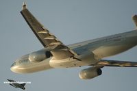 B-HLG @ VHHH - Cathay Pacific - by Michel Teiten ( www.mablehome.com )