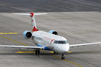 OE-LCO @ VIE - Returning from a flight - taxiing to parking position