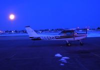 N68422 @ KOGD - Moonset at dawn
