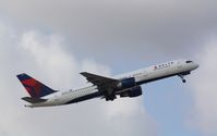 N541US @ KFLL - Boeing 757-200