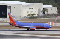 N260WN @ KFLL - Boeing 737-700 - by Mark Pasqualino