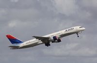 N662DN @ KFLL - Boeing 757-200