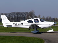 PH-OOM @ EHTE - Cirrus Aircraft SR20GTS G3 PH-OOM another friendly pilot greeting us! - by Alex Smit