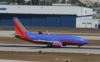N921WN @ KFLL - Boeing 737-700 - by Mark Pasqualino
