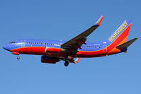 N785SW @ LAS - Southwest Airlines N785SW (FLT SWA1785) from Tampa Int'l (KTPA) on short-final to RWY 25R. - by Dean Heald