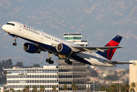 N652DL @ LAX - Delta Air Lines N652DL (FLT DAL610) climbing out from RWY 25R enroute to John F Kennedy Int'l (KJFK).
