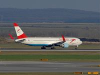 OE-LAE @ VIE - Taxiing to RWY 16 for a flight from VIE to DXB - by Patrick Radosta