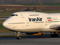 EP-IAH @ VIE - Closeup of this 32 year old veteran while taxiing to RWY 16 for its flight from VIE to THR - by P. Radosta - www.austrianwings.info