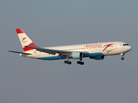 OE-LAT @ VIE - Still flying without winglets but it will be eqpd. as well! - by P. Radosta - www.austrianwings.info