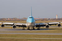 HL7485 @ LOWW - Head on.