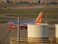 N619SW @ STL - HEADING TO RUNWAY - by Gary Schenaman