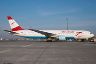 OE-LAT @ VIE - Austrian Airlines Boeing 767-300 - by Yakfreak - VAP