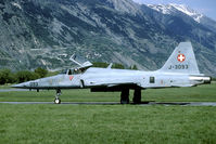 J-3093 @ LSMJ - Rare first sighting of a Esc Av 6 badge. Nowadays these are more common.