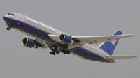 N669UA @ KLAX - Departing LAX on 25R - by Todd Royer