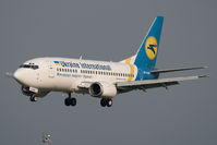 UR-GAW @ VIE - Boeing 737-5Y0
