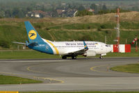 UR-GAT @ VIE - Ukraine International Boeing 737-528(WL)