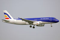 ER-AXP @ EDDF - Air Moldova A320 at short final RW07R - by FBE