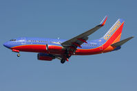 N200WN @ LAX - Southwest Airlines N200WN (FLT SWA2840) from Phoenix/SkyHarbor Int'l (KPHX) on short-final to RWY 25L.
