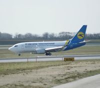 UR-GAU @ LOWW - Ukraine Int. Airlines