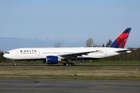 N707DN @ KPAE - KPAE Boeing 72 taxying for the departure on 34L