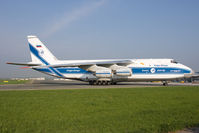 RA-82079 @ LOWL - AN124
