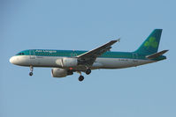 EI-DVE @ EGLL - Aer Lingus A320 on approach to London Heathrow - by Terry Fletcher