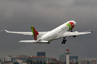 CS-TOK @ LPPT - T/O rwy 21 - by Pedro Almeida